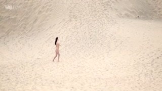 La jolie Lady se fait plaisir dans le désert du Sahara